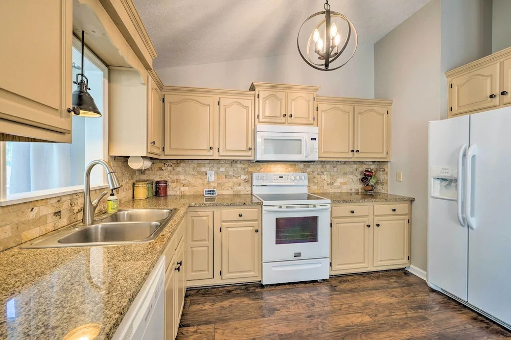Oak Island Getaway w/ Yard - Walk to Beach!