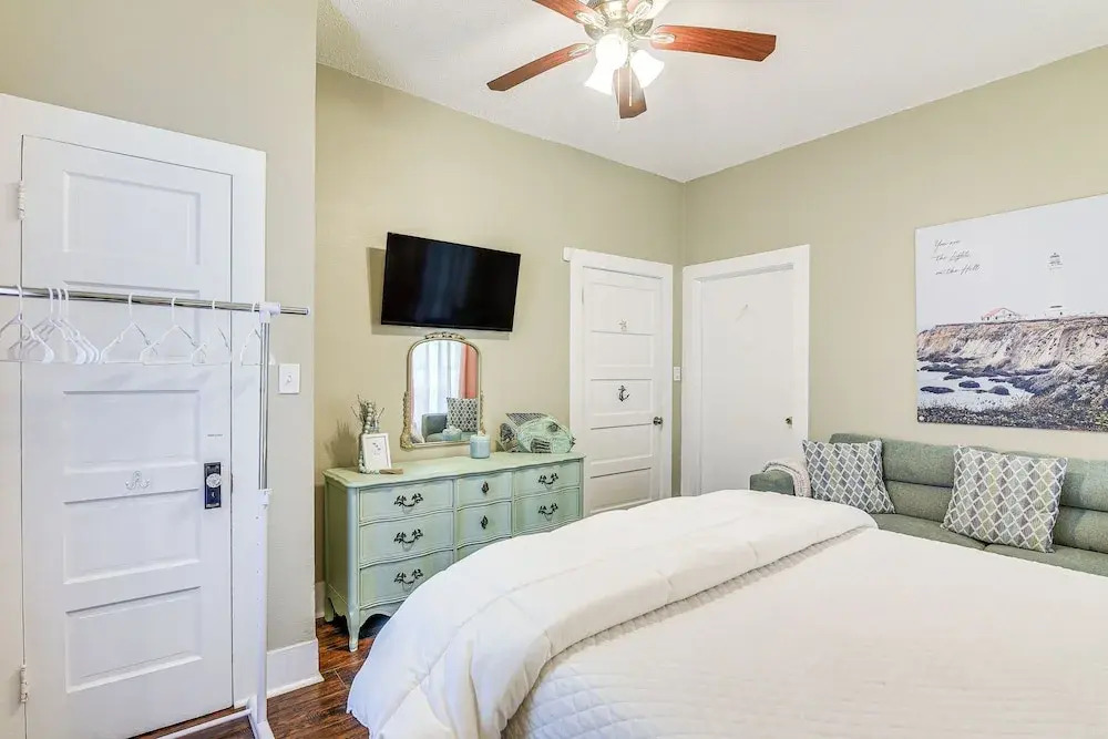 1/2 Mi to Seawall! Family Home w/ Furnished Patio
