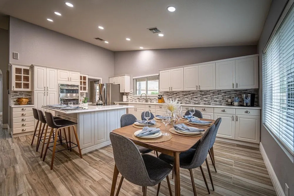 Monte Cristo Phoenix 4 Bedroom Home by RedAwning