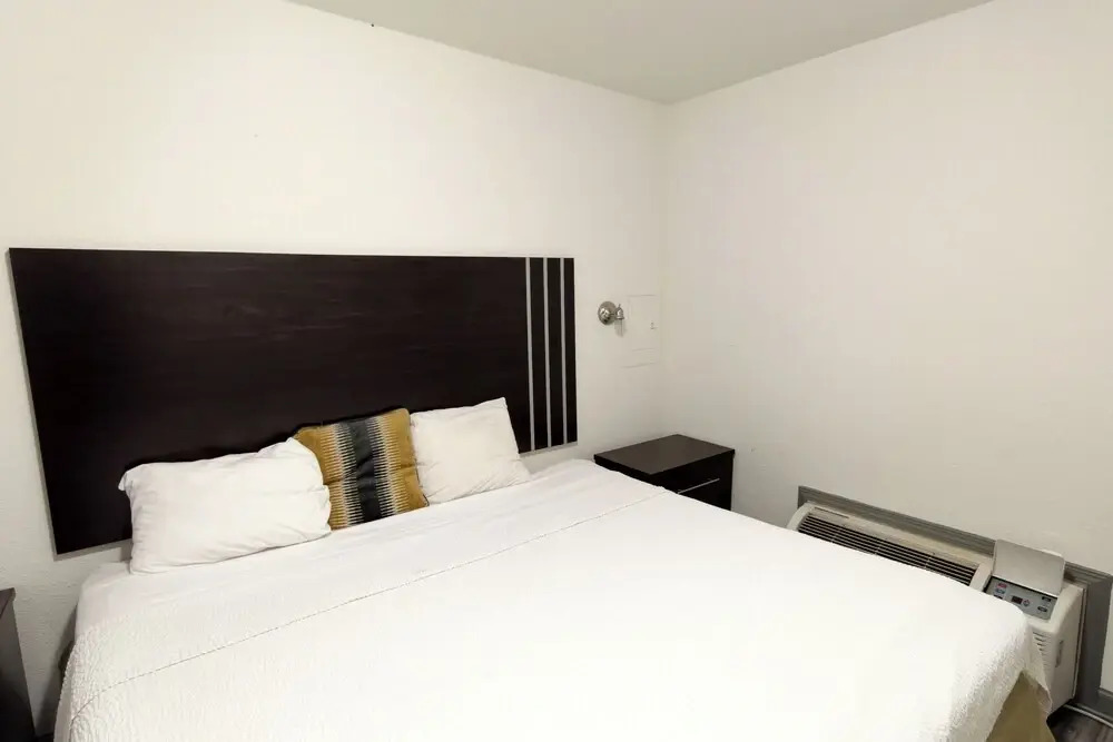 Sunset Lodge Elgin near US 290 by Hotel O