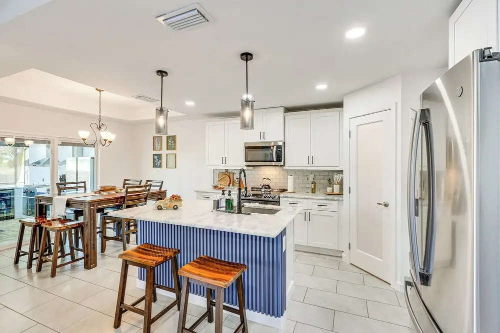 Poolside Oasis & Outdoor Kitchen: Cape Coral Home