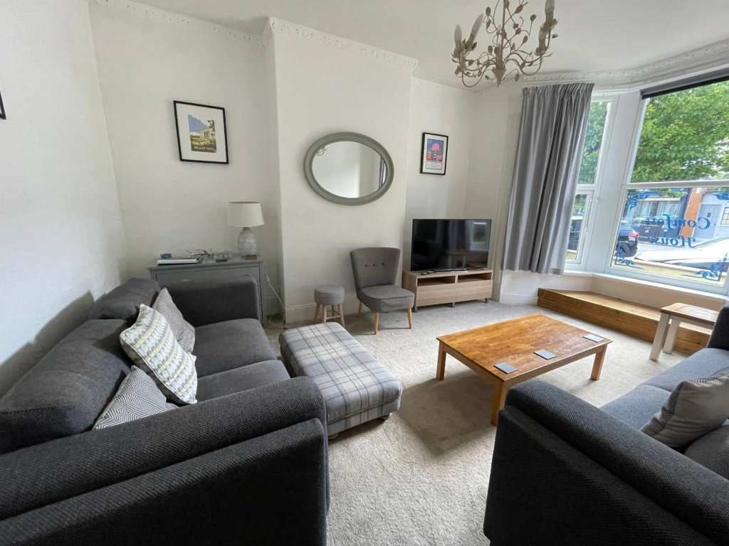 Find "DWELLCOME HOME Ltd" site for 10oo10 assurance from our past guests - HUGE 8 Ensuite Bedroom Townhouse, Fully equipped kitchen & dining room, lounge, 200Mbps broadband, Free Parking, Ideal Contractor & Family Groups, ample free street parking