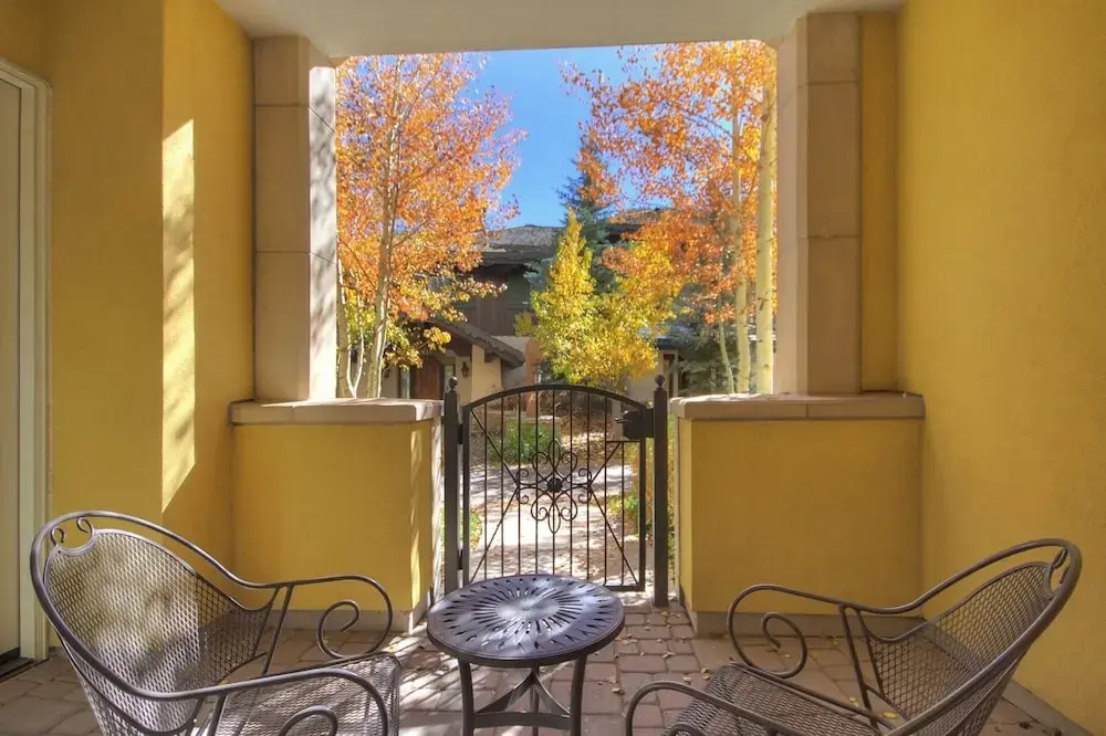 Luxe 2BR+Den Ritz-Carlton Residence Quiet Location by RedAwning
