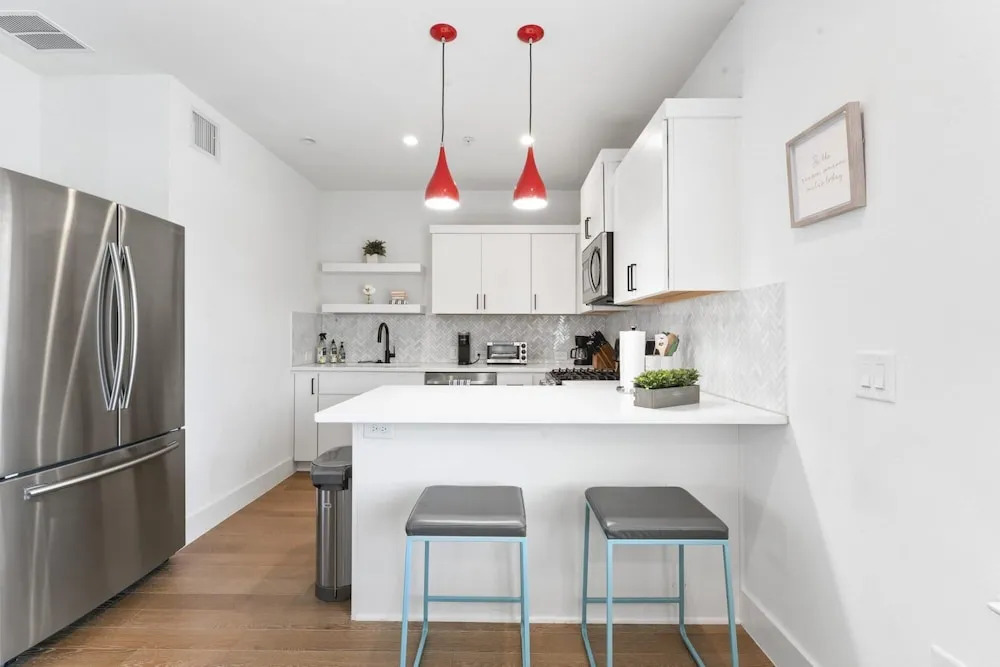 East Downtown 3BR Condo Free Parking Sleeps 7