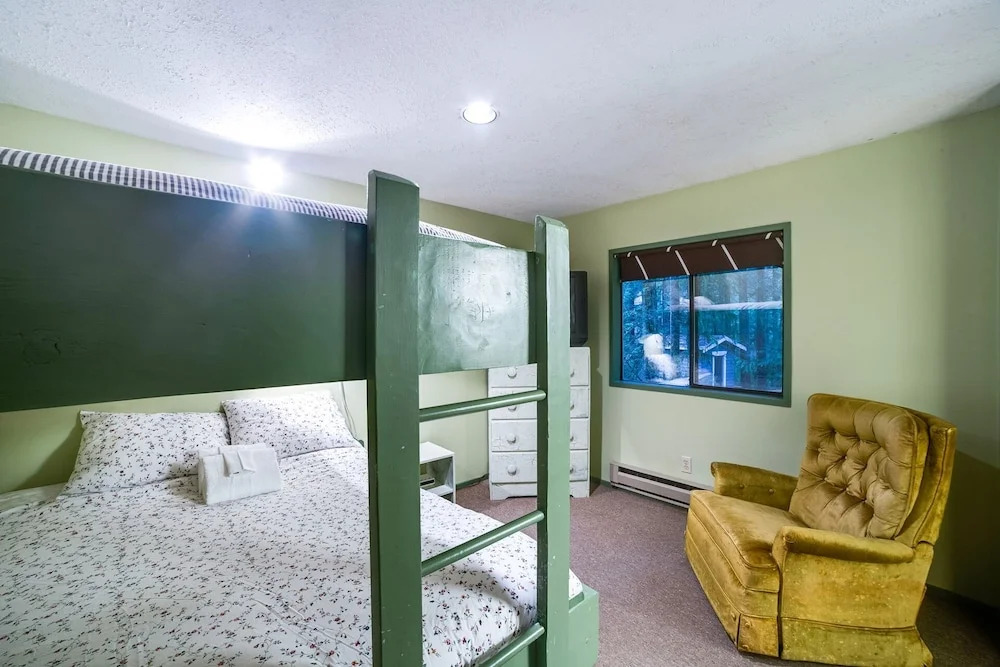55sl - Hot Tub - Wood Stove - Sleeps 10 Home