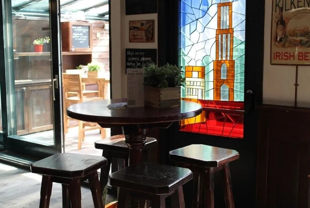Long Johns Pub & Hotel