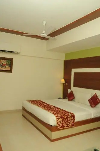 Ponnis Grand Inn