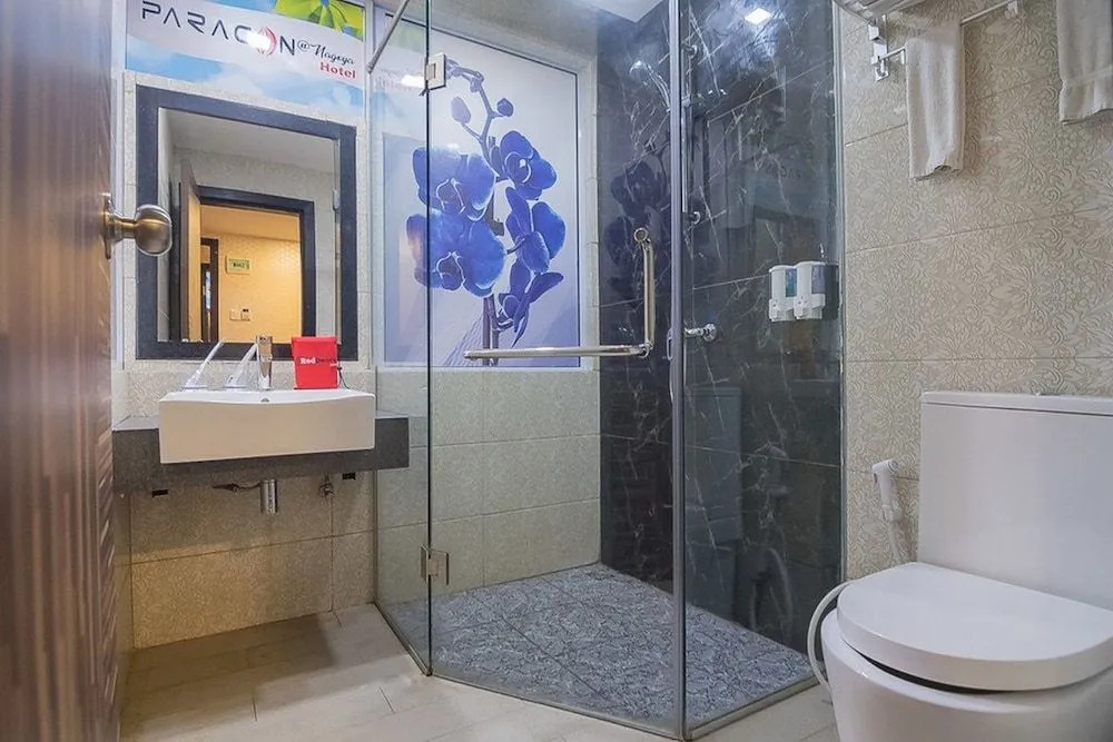RedDoorz Plus near Mall Nagoya Hill Batam 3