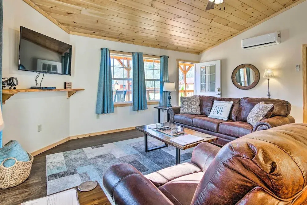 8 Mi to Great Smoky Mtn National Park: Cozy Cabin