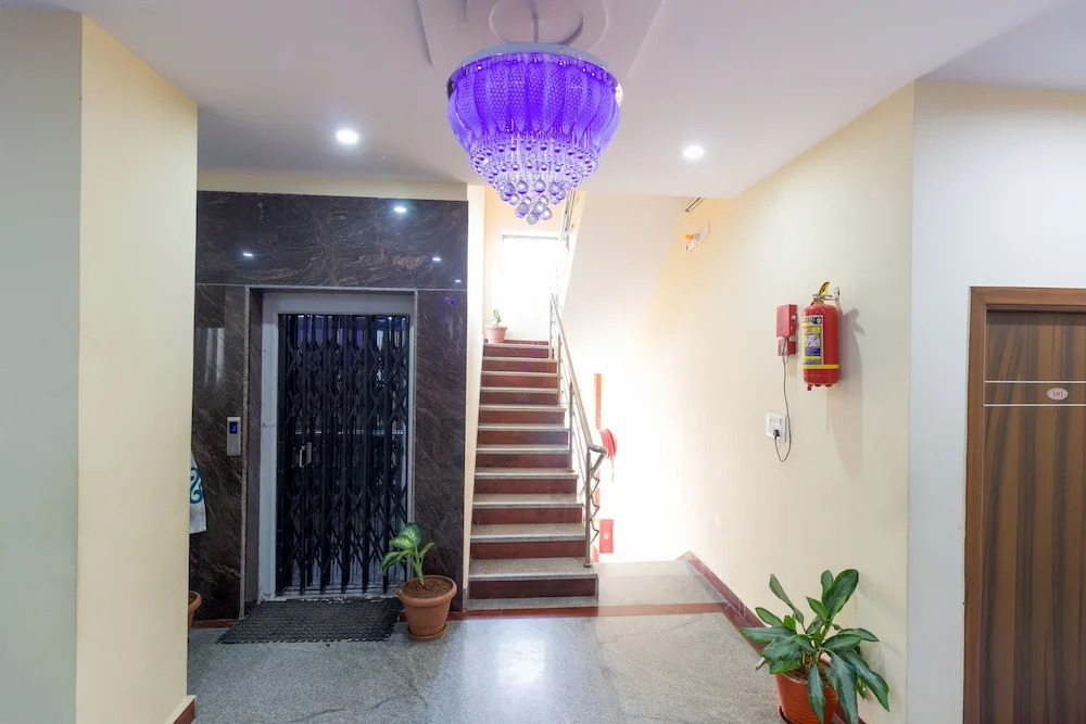 OYO 7627 Royal Plaza
