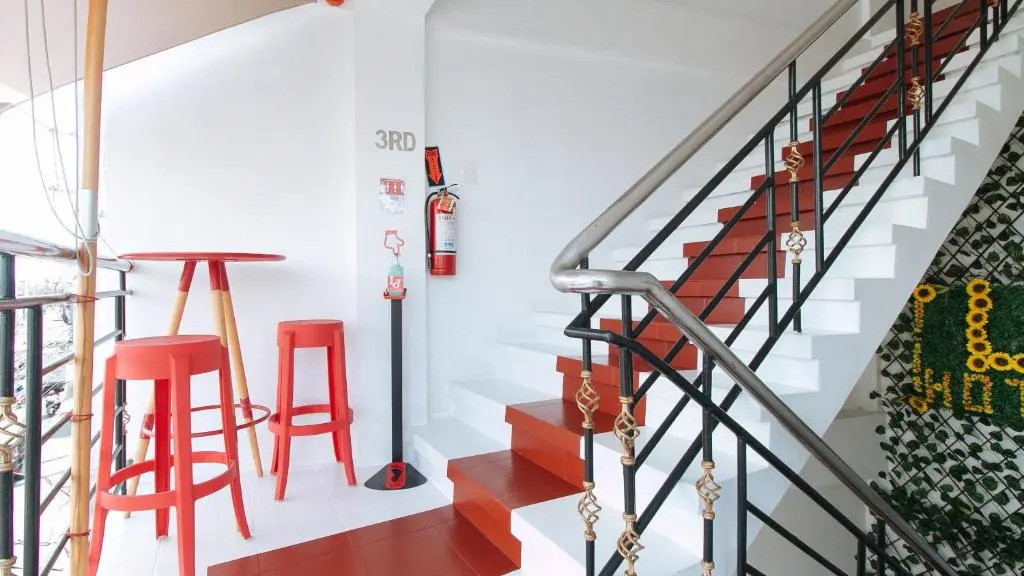 RedDoorz near Mercado del Lago
