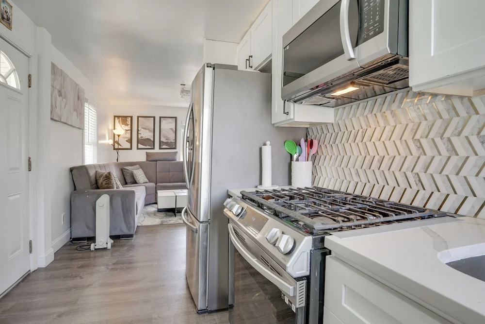 Easy Access to Nyc! Sleek Suburban Apartment