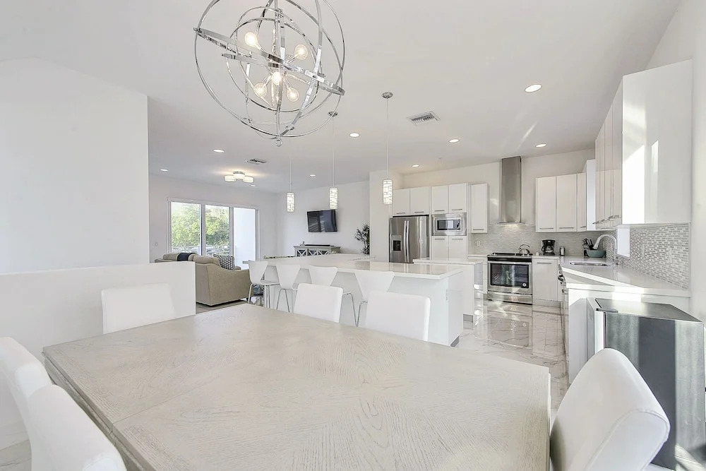 Tri-level Pompano Beach Townhouse by RedAwning