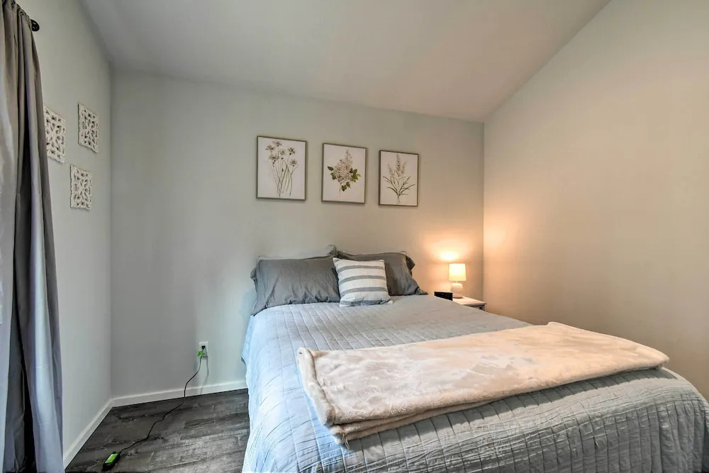 Cozy Cottage on the Coast Near Downtown Westport!