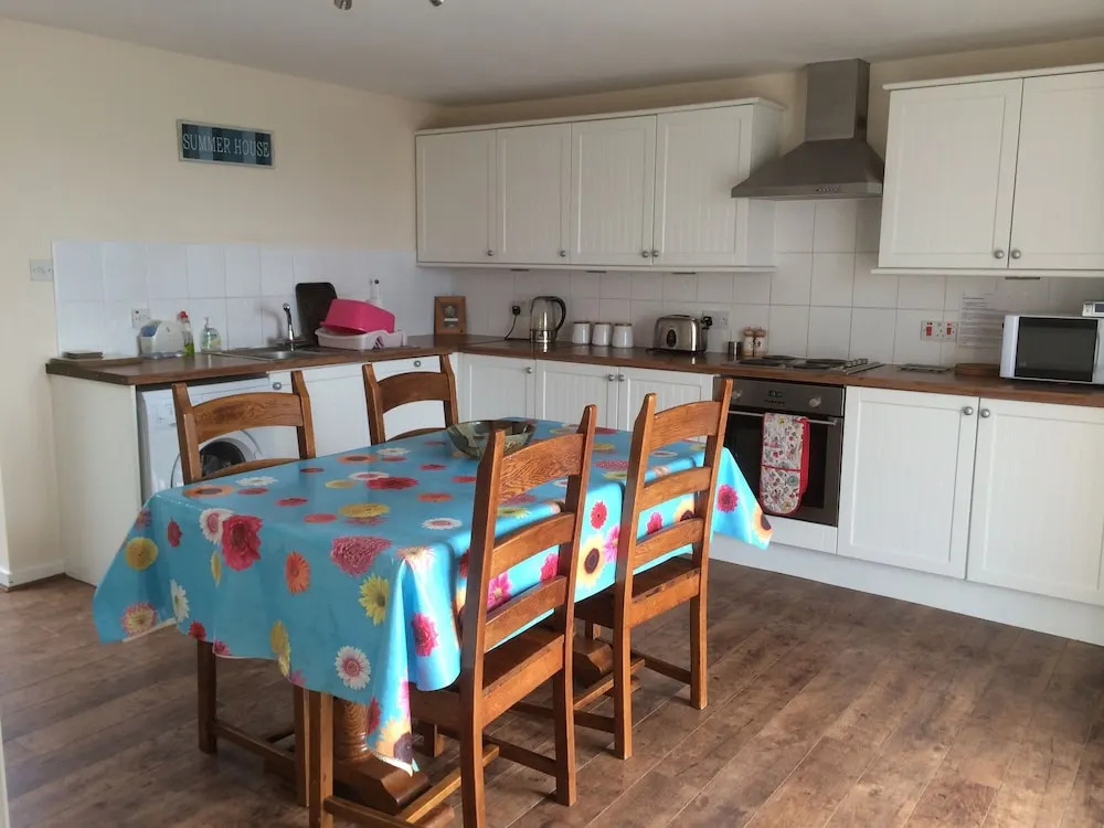 Petfriendly-beachfront-sunsetfacingsunporch-garden