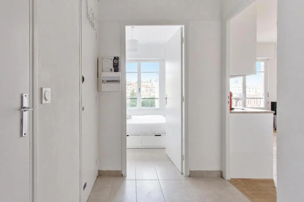 Modern and bright flat in a calm street close to Nice station - Welkeys