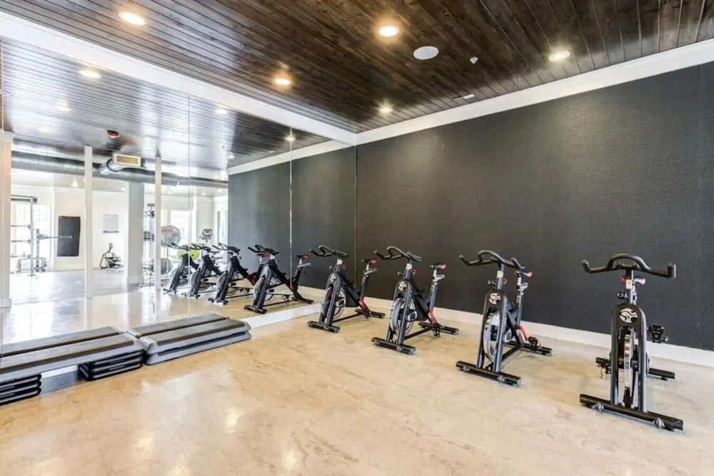 Stylish Modern Bedroomking Full Bed+pool&gym
