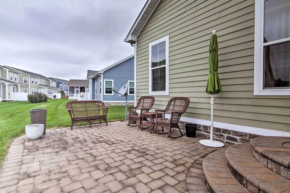 Great for Groups: Bayside Resort Home w/ Patio