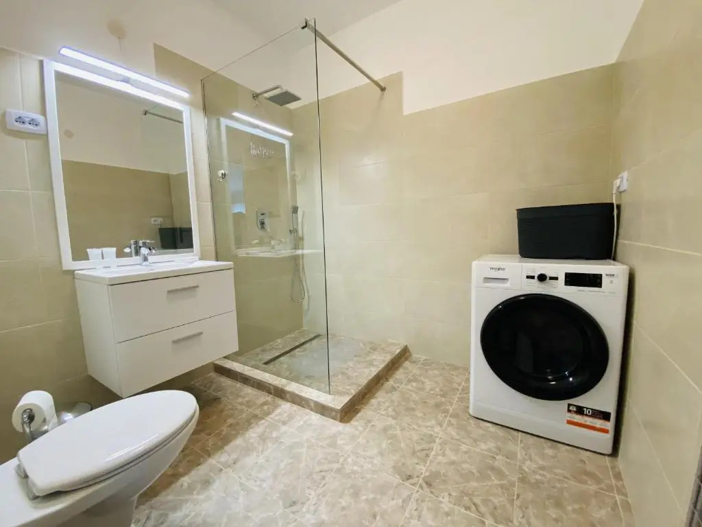 Deluxe Apartment with balcony and private parking in Colvmna Residence