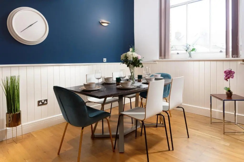 Duplex Central Plymouth Apartment - Private Parking - Sleeps 6 - By Habita Property