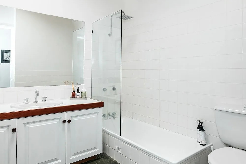 Cape Breeze - 5 BR home with headland views