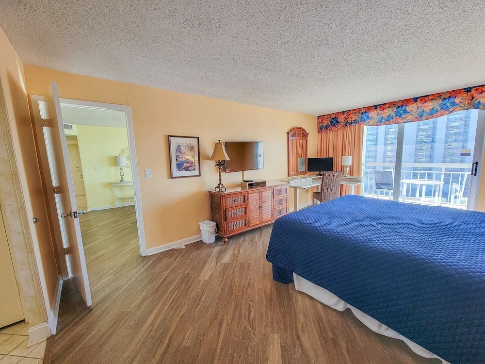 904 South Hampton 2 Bedroom Condo