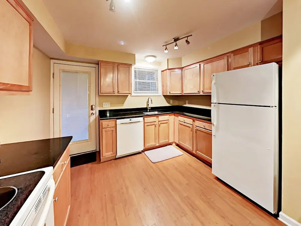 Charming Unit D - 2 Br Duplex