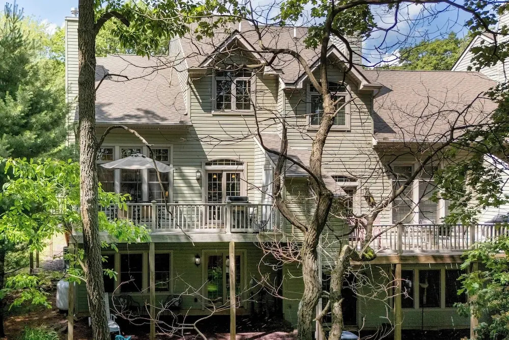 Highland Hideaway by Avantstay Group Poconos Retreat w/ Patio + Game Room + Lake/pool Passes Included