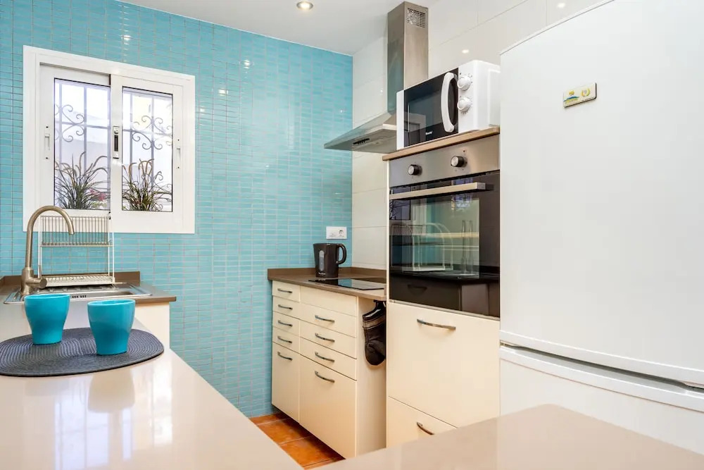 Beachside Apartment with Garden Ref 89