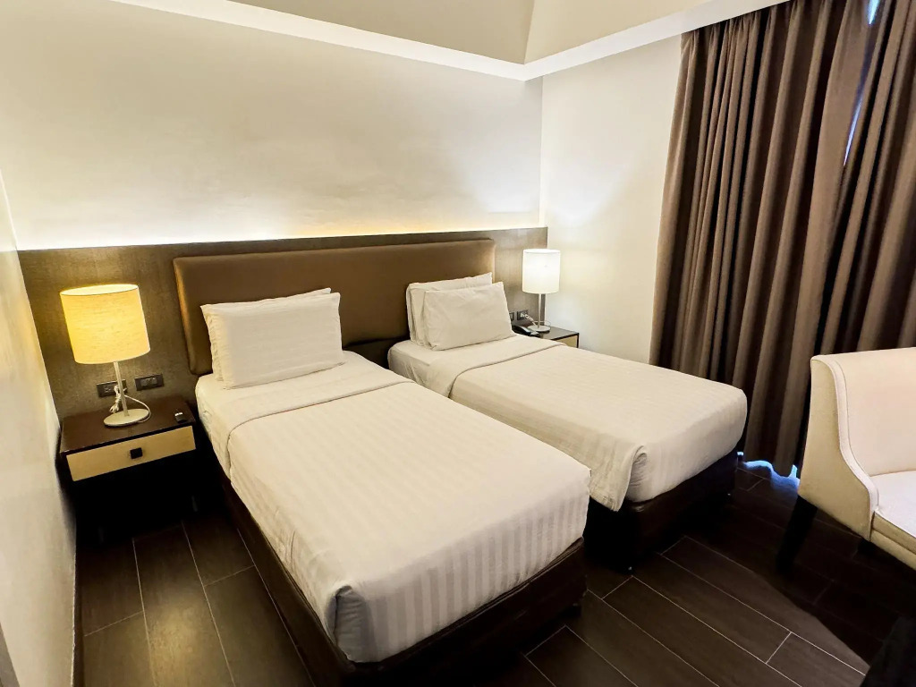Home Crest Hotel
