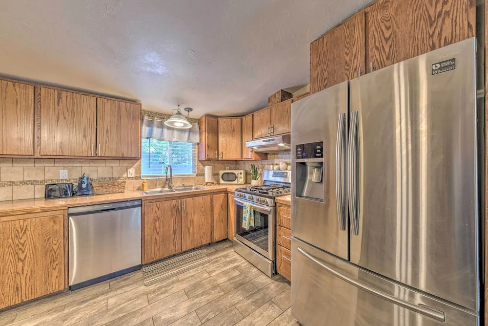 'raven Hill Retreat' ~ Close to Midtown!