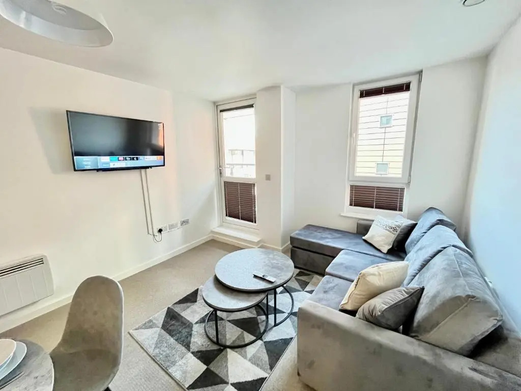 2 Bedroom, 2 Bathroom Modern Apartment close to Ocean Village, Free parking, Single or Double beds