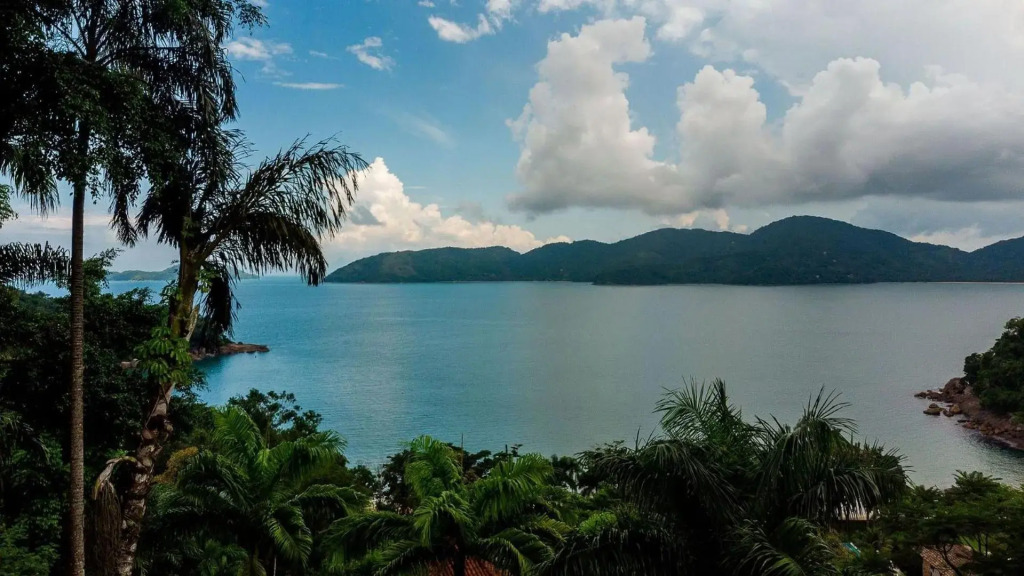 Fazenda histórica com piscina e churrasqueira a poucos metros da praia Domingas Dias, Ubatuba