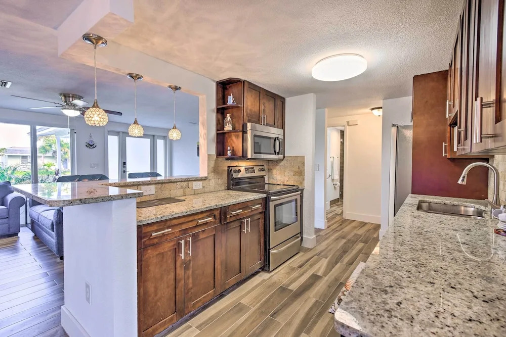 Englewood Escape w/ Screened-In Pool & Grill