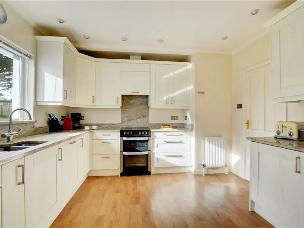 Luxurious,detached Holiday Home With Three Bathrooms and Parking