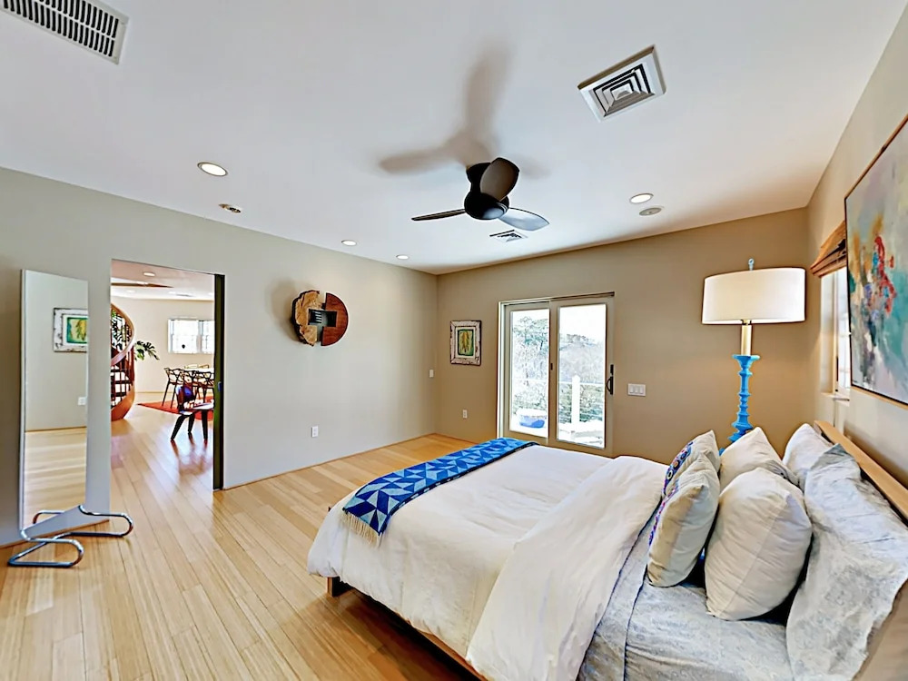 Iconic West End Home 2 Bedrooms 2 Bathrooms Home