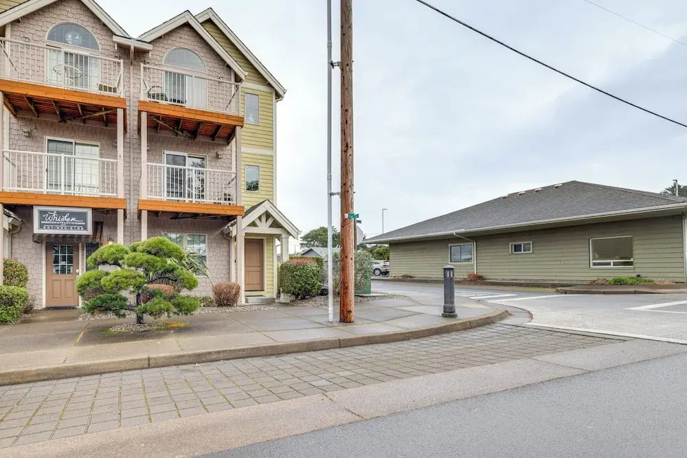 Walk to Lincoln City Beach: Townhome w/ Balconies!