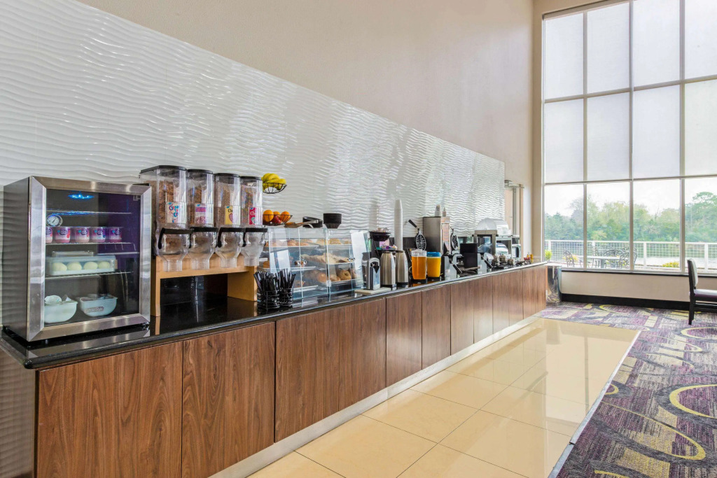 La Quinta by Wyndham Bridge City-Orange