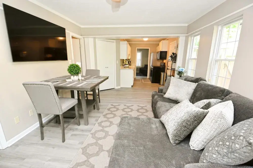 3 Blocks From Nd 3 Bedroom 2 Bath Home 1815