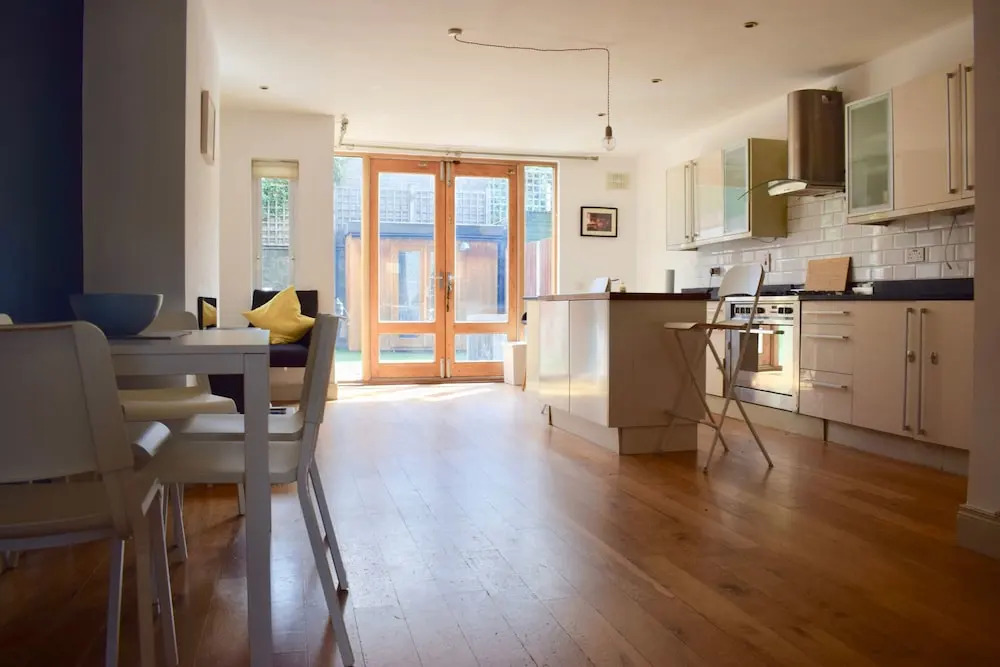 Spacious, Bright & Modern 3 Bedroom Family Home