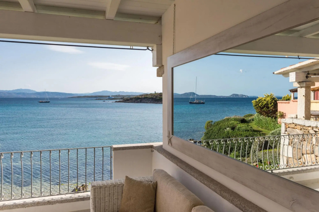 The apartment is located in the first row and directly overlooks the sea, being on the first floor a-S'Abba 81