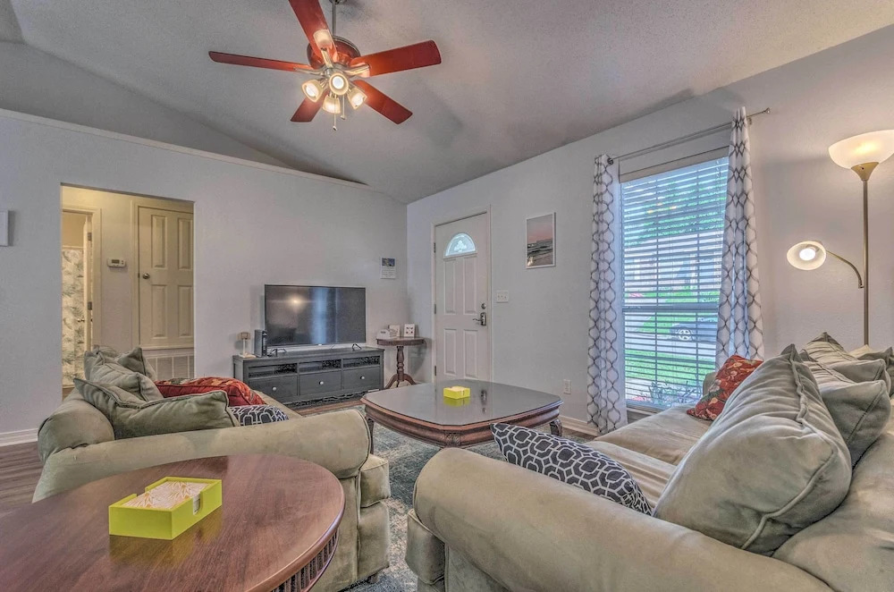 Home 10 Mi to Downtown Pensacola: Pets Welcome!