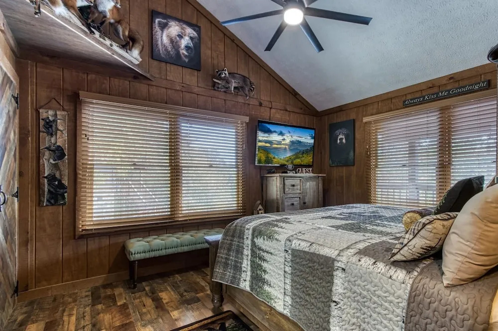 ER26 - Sasquatch Inn - Great Location! Close To Town Resort Pool! cabin
