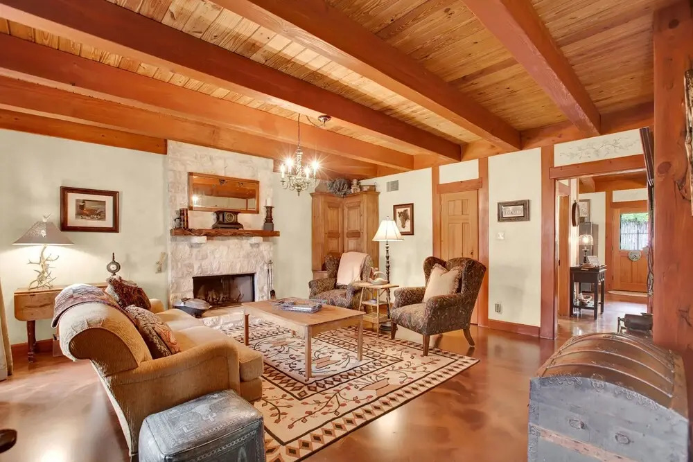 Luxury and Location One Block to Main St With Hot tub and Firepit