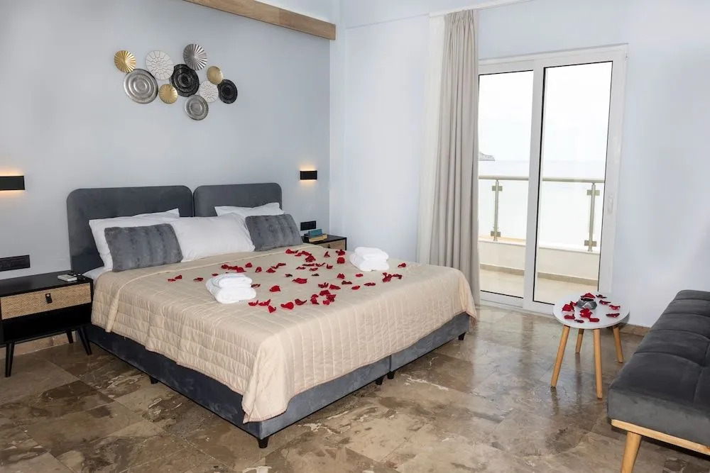 Queen Mary Beachfront Studios