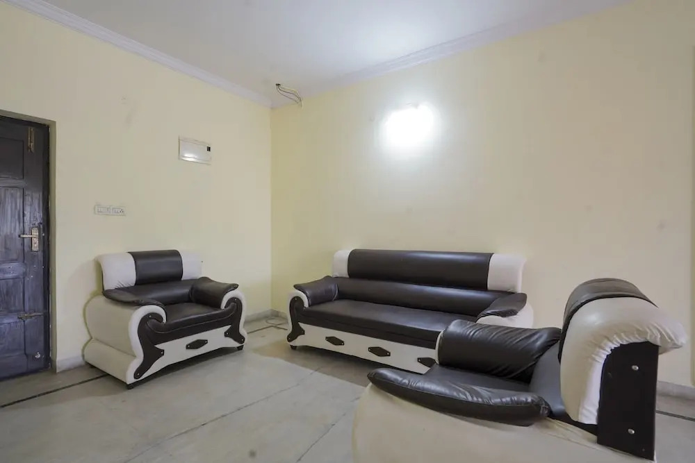 OYO 80454 Grand Aarvi Suites