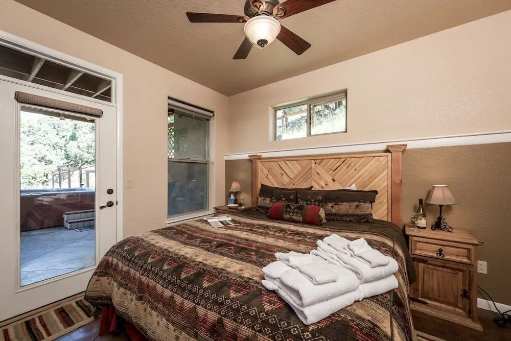 Adobe Mountain Views - Four Bedroom Cabin with Hot Tub