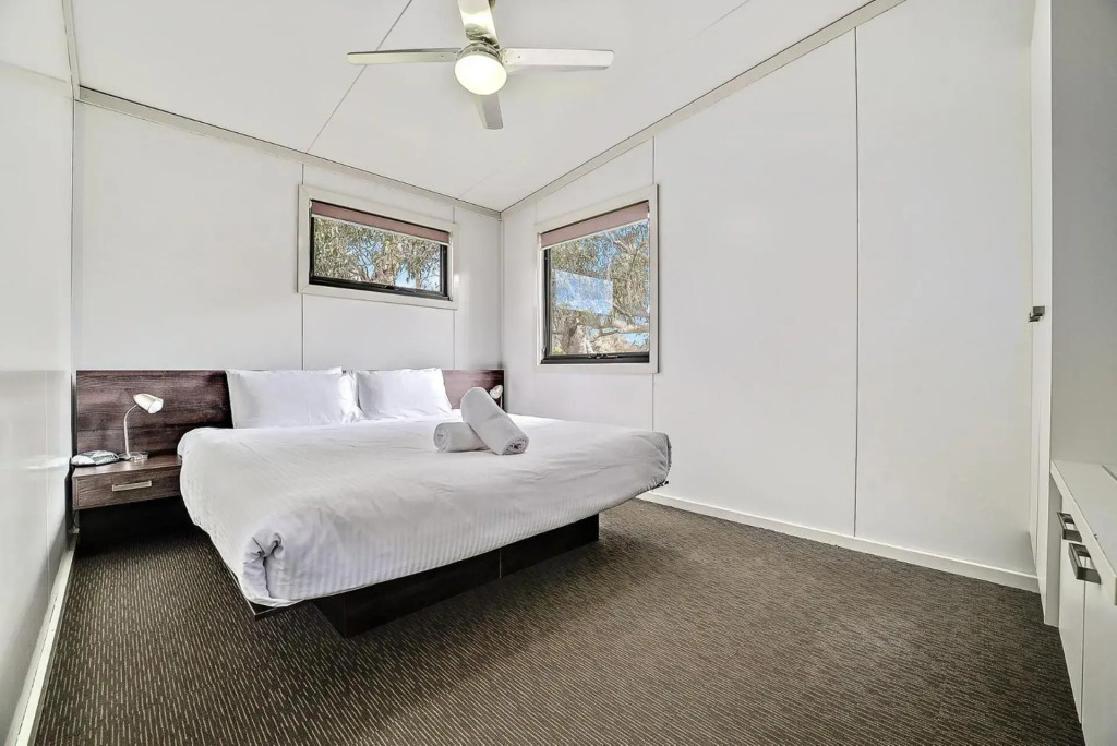 Ecocrackenback 13 'Sustainable, luxurious chalet close to the slopes.'