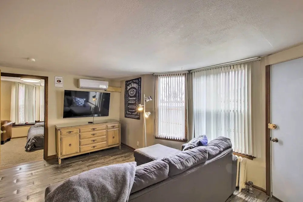 Dtwn Sheboygan Apt Above Local Bar!