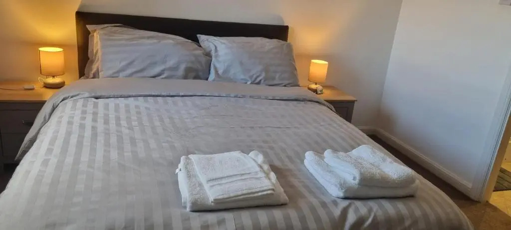 Lovely 2-bedroom flat with free parking